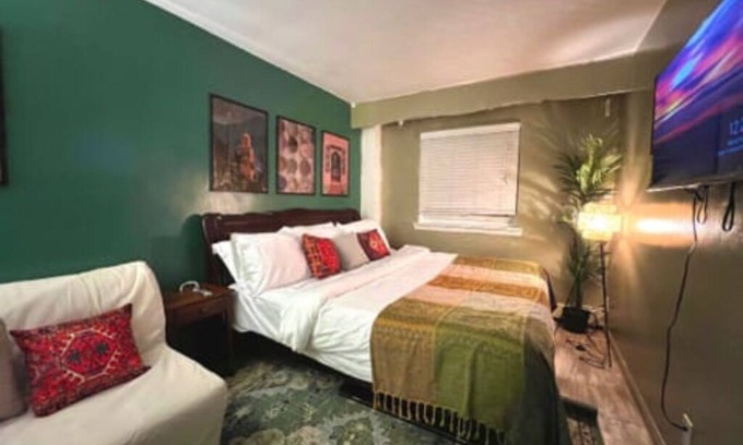 Queens House | Moroccan Lover's Oasis: 2BR/2BA Great for Large Groups and Families