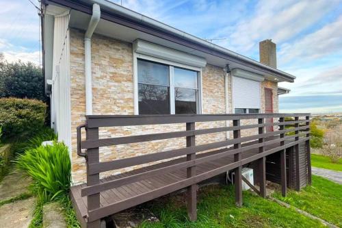 Morwell House | Morwell Pet friendly 3BR Retreat Free Parking Netflix