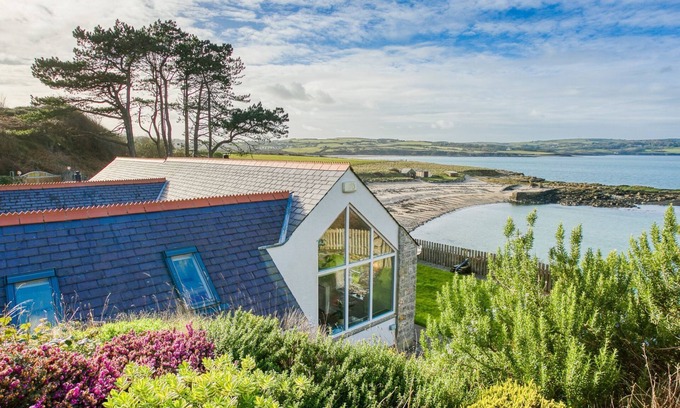 Moelfre Cottage | Moryn - an on the beach that sleeps 6 guests in 3 bedrooms