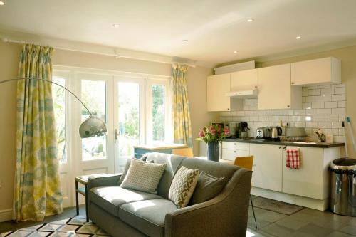 Moseley House | Moseley - House - Sleeps 4 - Parking - Garden