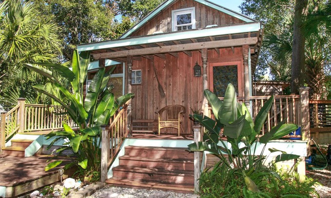 Historic Downtown Apalachicola House | Most Unique Home Walking distance to downtown Apalachicola 3 BR / 2.5 BA Pets Ok