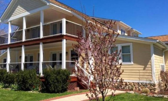 Put-in-Bay House | Motel ∙ 2 guests