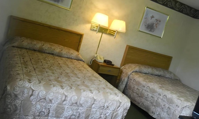 Clinton Hotel | Motel ∙ 5 guests