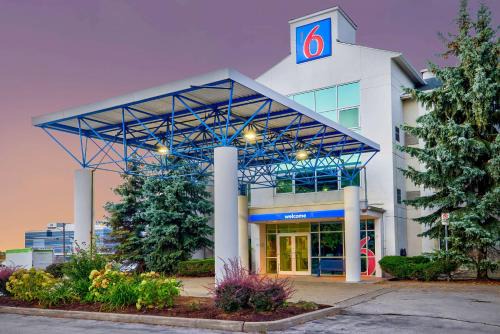 Burlington Hotel | Motel 6-Burlington, ON - Toronto West - Oakville