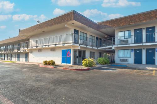 Amistad National Recreational Area Hotel | Motel 6-Del Rio, TX