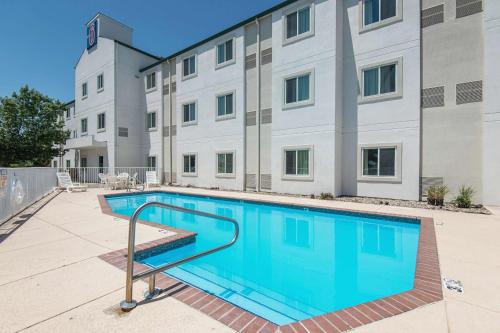 Junction City Hotel | Motel 6-Junction City, KS