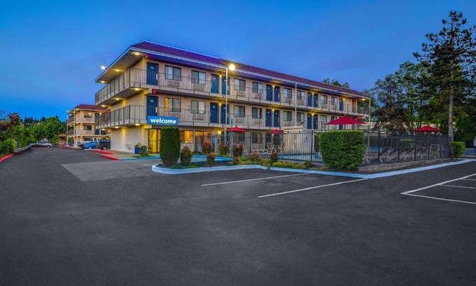Totem Lake Hotel | Motel 6-Kirkland, WA - North Kirkland