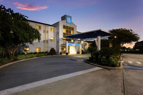 Florida Center Hotel | Motel 6-Orlando, FL - International Dr