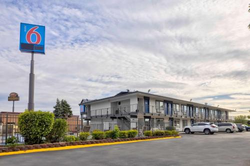 Oshkosh Hotel | Motel 6-Oshkosh, WI