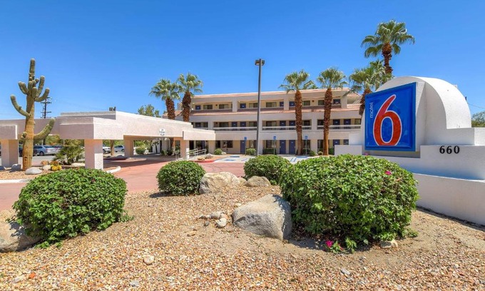 Warm Sands Hotel | Motel 6-Palm Springs, CA - Downtown