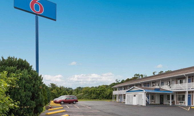 Parkersburg Hotel | Motel 6-Parkersburg, WV