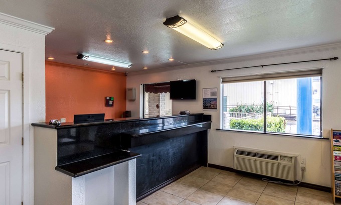 Arena District Hotel | Motel 6 San Antonio, Tx - Frost Bank Center