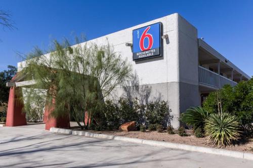 Uvalde Hotel | Motel 6-Uvalde, TX