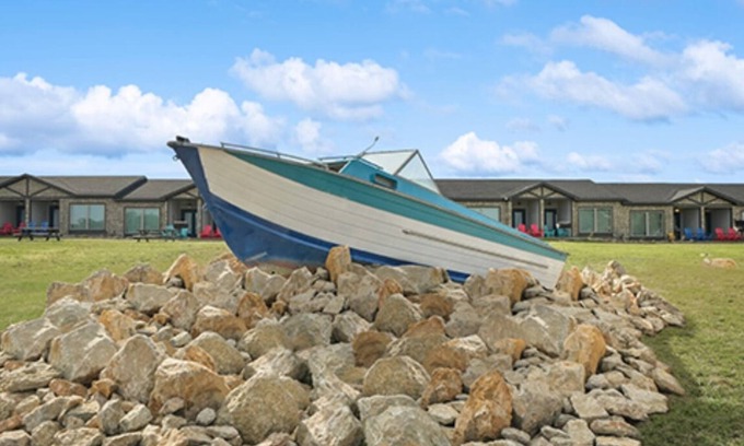 Graford Hotel | MotorBoat Inn Suite 16 ADA