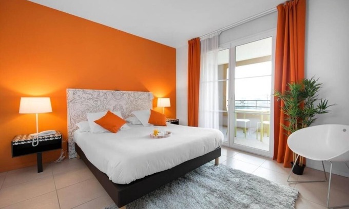 Mougins Hotel | Mougins Riviera Retreat: Hotel with Pool, AC and Fitness Oasis