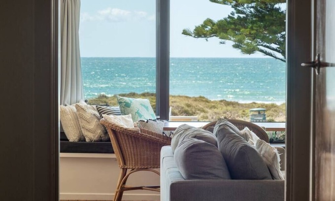 Mount Maunganui House | Mount Beachfront Bungalow
