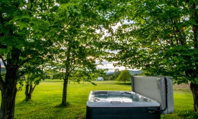 Saint-Leonard-de-Portneuf House | Mountain View, Hot Tub, Trail Access, Spa