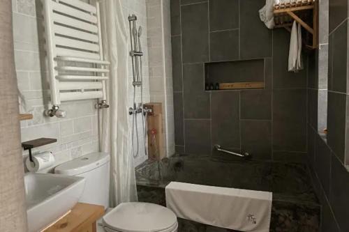Emeishan House | Mount Emei Bamboo Private Hot Spring Bed and Breakfast