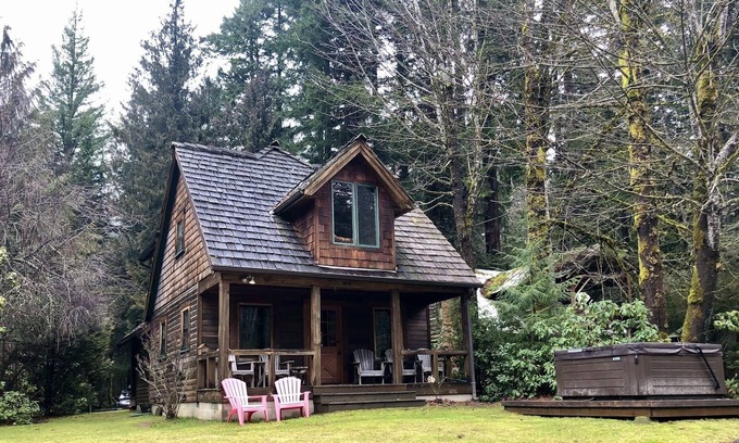 Enumclaw Cabin | Mount Rainier & Crystal Mountain Cedar Cabin on Greenwater River.