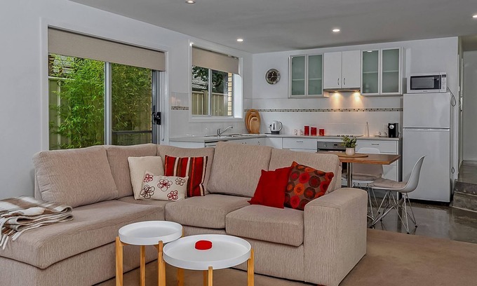Mount Stuart Apartment | Mount Stuart Hideaway walk to restaurant strip