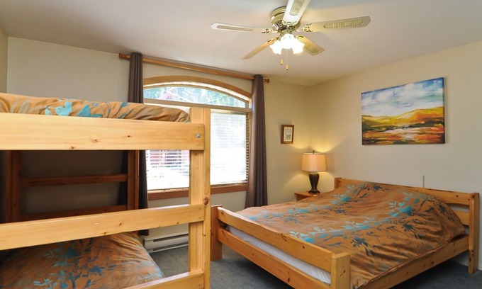 Courtenay House | Mount Washington Guesthouse - Luxury 7-bedroom, Ski-in Ski-out Slopeside