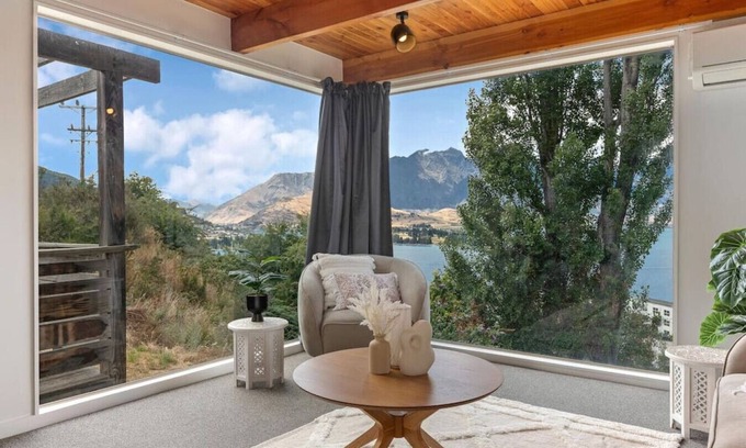 Fernhill House | Mountain and lake views, 5 minute drive to Queenstown.