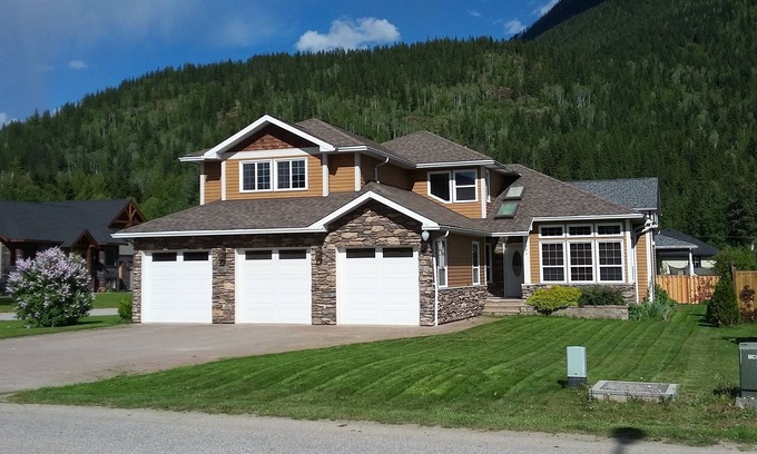Revelstoke Ski Chalet | Mountain Bikers Paradise