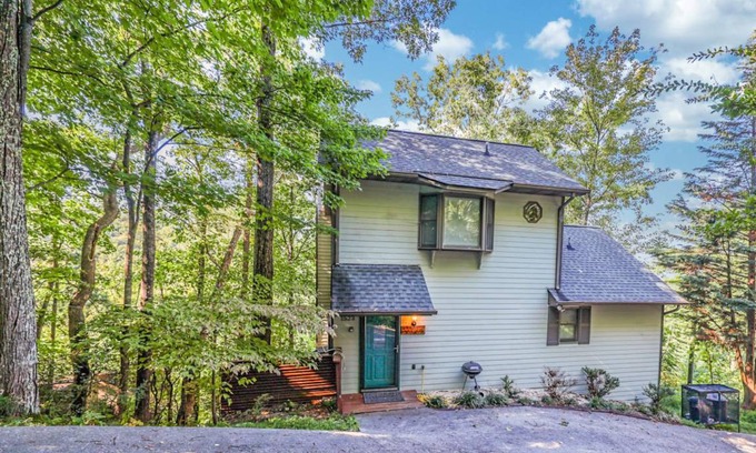 Chalet Village House | Mountain Bliss: Hot Tub, Arcade