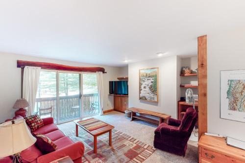 Warren Apartment | Mountain Breeze Getaway Condos