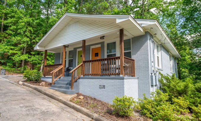 Hot Springs House | Mountain Bungalow-Walk to Downtown & pet friendly!