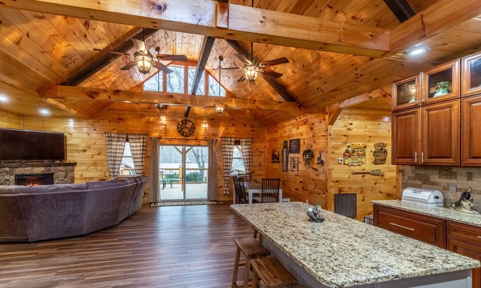 Whittier House | Mountain cabin with high-speed WiFi, large deck, central AC & firepit