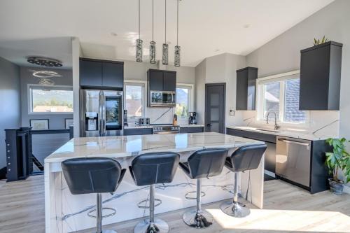 East Kootenay House | Mountain Crest Retreat - BBQ, Hot Tub, Theatre