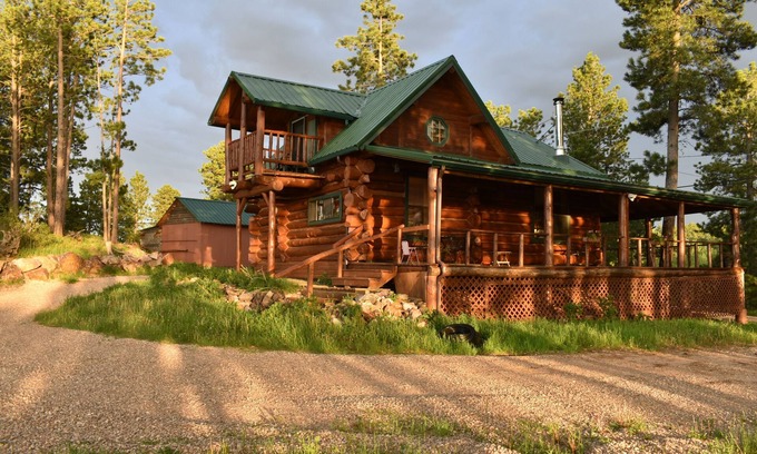 Deadwood Cabin | Mountain Crest: Seclusion and Serenity Await at Our Rustic Mountain Hideaway