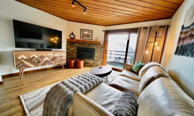 Crested Butte House | Mountain Escape w/stunning views, hot tub. 5 minute walk to mtn biking, hiking!