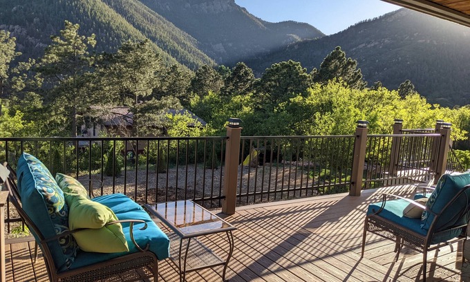 Cascade House | Mountain family style home overlooking Pike's Peak national forest