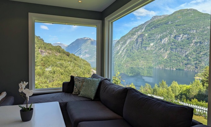 Hellesylt Apartment | Mountain garden by the Geirangerfjord