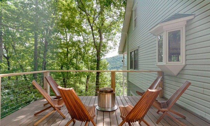Cullowhee House | Mountain Getaway~Hot Tub~Fire Pit~Lake Glenville ~Fully Equipped Kitchen