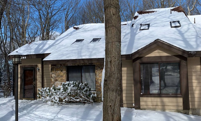 Hidden Valley House | Mountain Getaway - Steps to the slopes!