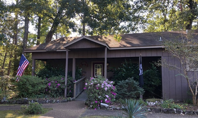 Mount Ida Cottage | Mountain Harbor Forest View Lodge cottage by RedAwning