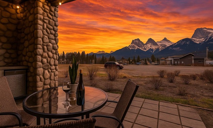 Canmore Condo | ★Mountain Haven★Pool&HotTub☆King Bed☆AC☆BBQ/Patio!