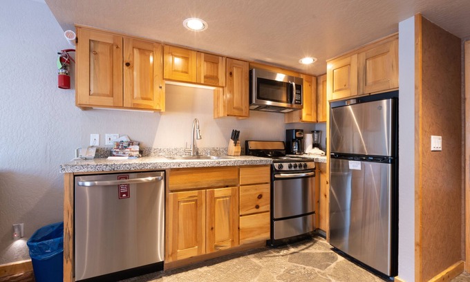 Olympic Valley Apartment | Mountain Haven Retreat! Full Kitchen, Outdoor Spa Tub, Free Parking!