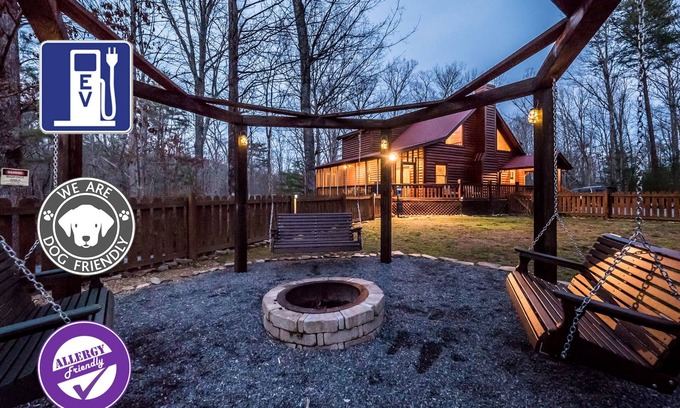 Blue Ridge Cabin | 🌲Mountain Hideaway 📶WiFi 💦 Hot tub, 🐶 friendly Fenced Yard, EV charger🔌