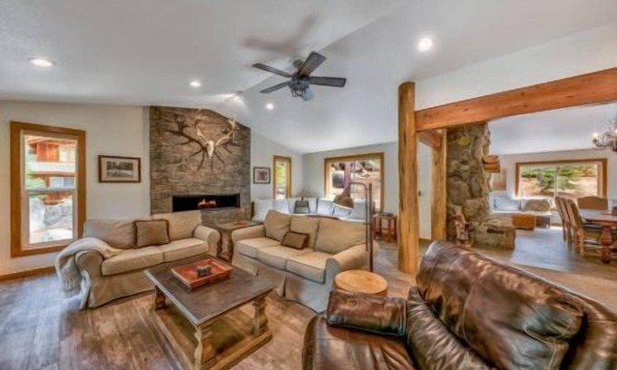 Skyland House | Mountain Home, Close to Beach, Hot Tub and Shuffle Board