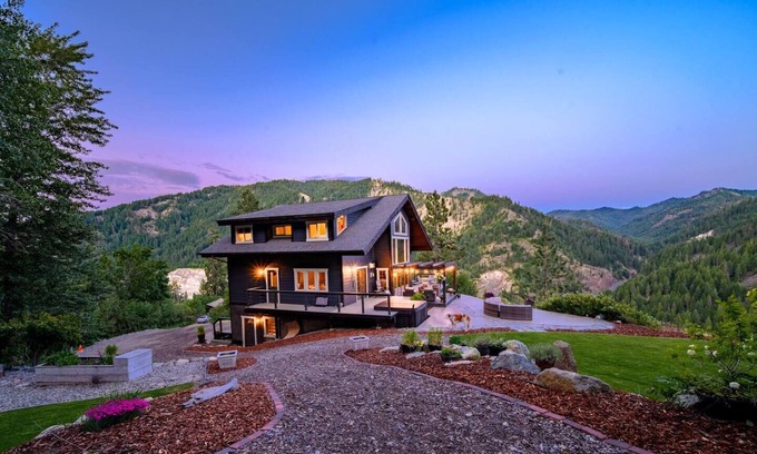 Peshastin House | Mountain home | Views | Hot tub | Dogs OK