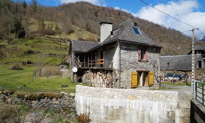 Sentein House | Mountain House with Beautiful Views and Real Fires