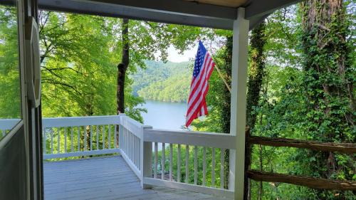 Topton House | Mountain Lake Retreat I Getaway with Stunning Views