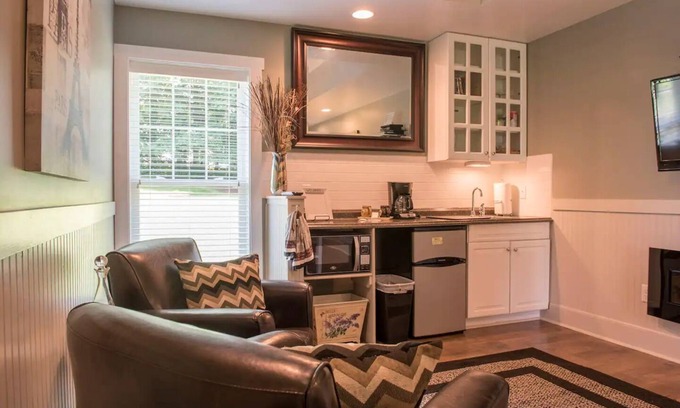 Harrisonburg Apartment | Mountain Laurel Studio - By the Side Of the Road Inn and Cottages
