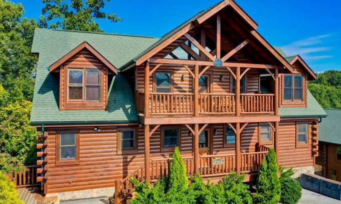 Gatlinburg - Pigeon Forge House | Mountain Majesty by AvantStay | Hot Tubs, Game Room - Sleeps 26