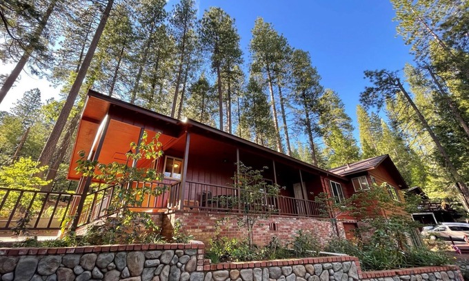 Glencoe House | Mountain Meadow View Retreat
