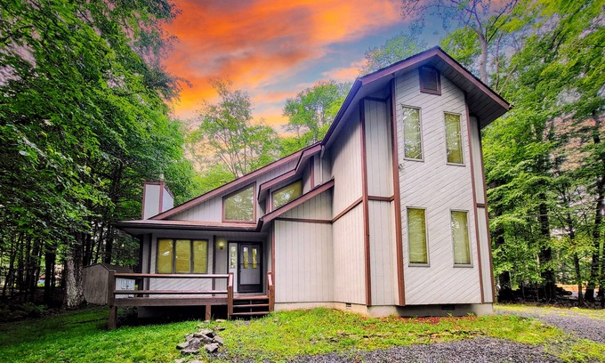 Blakeslee House | Mountain Memories by AvantStay | Hot Tub Enclosed Deck, Large Yard w/Fire Pit